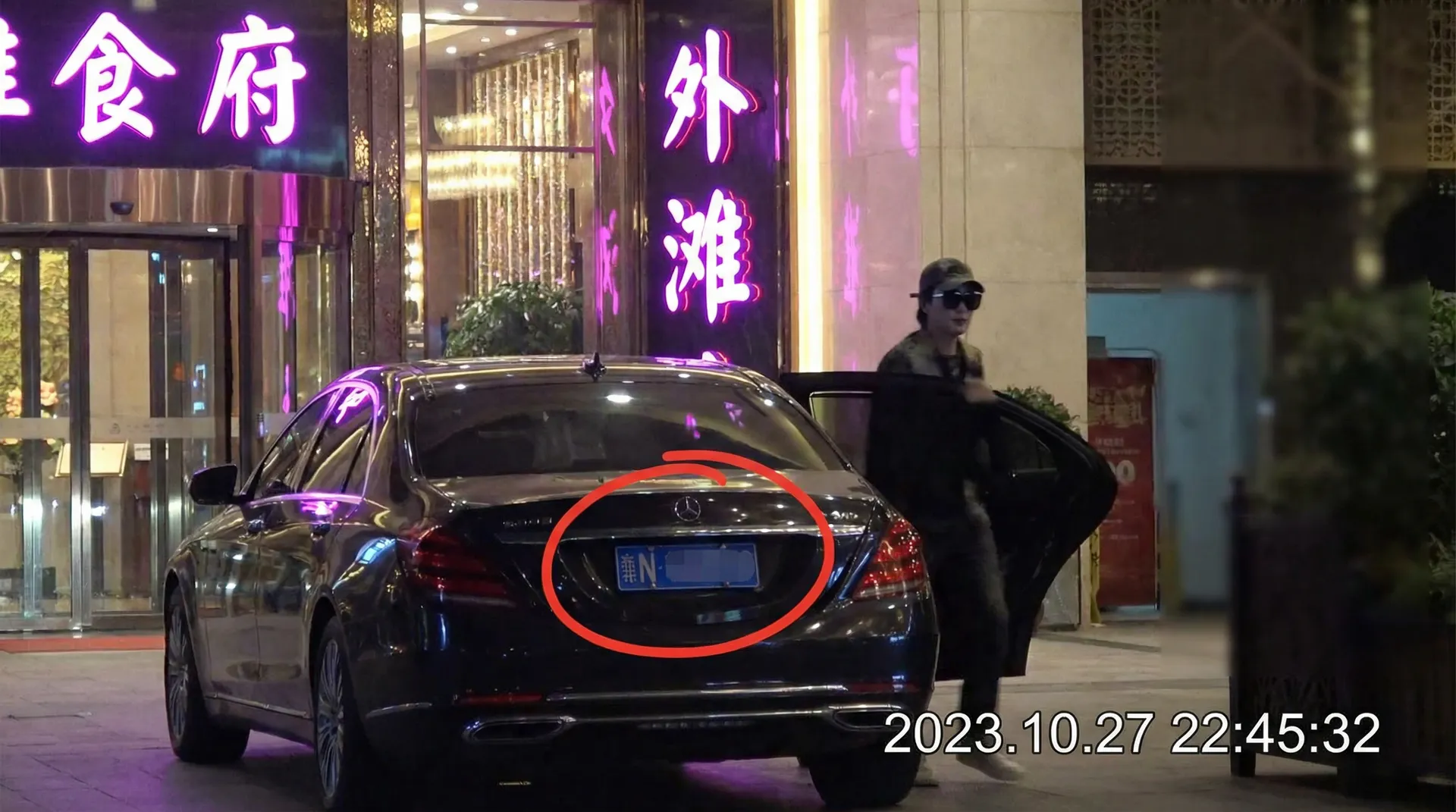 换妻视频 - 豪车餐厅外被拍